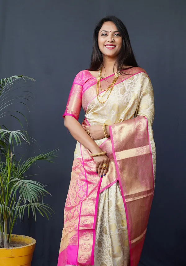 White_Colour_Pure_Handloom_South_Kanchipuram_&_Pattu_Litchi_Silk_Saree_With_Rich_Pallu_And_Contrast_Unstiched_Blouse_Piece.